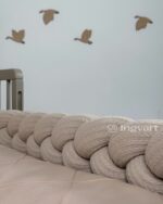 Σετ προίκας μωρού Ingvart Σατέν Cappuccino: πλεκτή προστατευτική θήκη κούνιας.