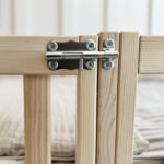 Κρεβάτι Montessori Modulo Luletto με πορτούλα και κάγκελα από φυσικό ξύλο.