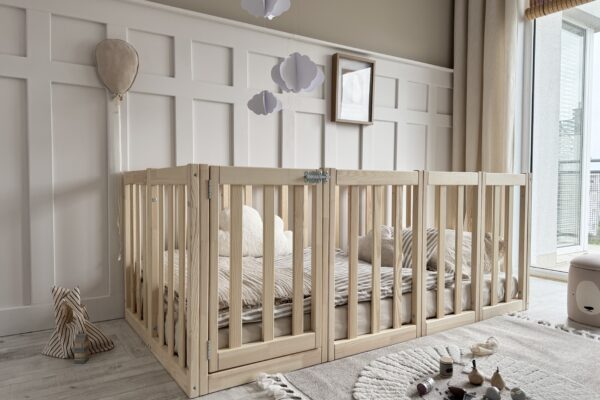 Ξύλινο κρεβάτι Montessori Modulo Up Luletto 140x200 με κάγκελα και πορτούλα.