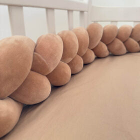 προϊόν Πάντα Πλεξούδα Caramel Ingvart 220x16cm: Προστατευτικό κάγκελο κούνιας, απαλό βελουτέ ύφασμα.