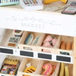 Ξύλινο παιχνίδι μάρκετ με ψάρια, φρούτα, λαχανικά και γλυκά.