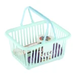 Πράσινο πλαστικό καλάθι αγορών γεμάτο με προϊόντα, ιδανικό για παιδιά.