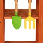 Παιδική ξύλινη κουζίνα εξωτερικού χώρου: Πράσινο φτυάρι και κίτρινη τσουγκράνα.