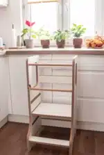 Λευκός πύργος εκμάθησης slim BabyWood για παιδιά, ασφαλής και πρακτικός.