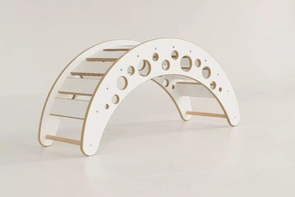 Montessori ξύλινη τραμπάλα BabyWood Moon White, ιδανική για παιχνίδι και ανάπτυξη.