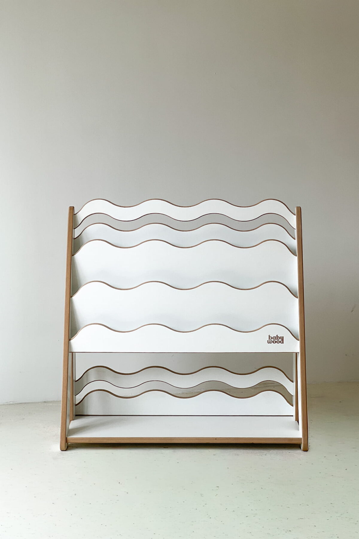 Ραφιέρα Βιβλιοθήκη Montessori Wave Medium White BabyWood: Λευκή παιδική βιβλιοθήκη με ραφιέρα.