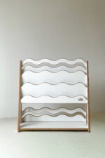 Ραφιέρα Βιβλιοθήκη Montessori Wave Medium White BabyWood: Λευκή παιδική βιβλιοθήκη με ραφιέρα.