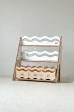 Ραφιέρα Βιβλιοθήκη Montessori Wave Medium White BabyWood: Λευκή παιδική βιβλιοθήκη με ραφιέρα.