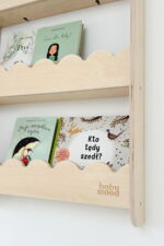 Ραφιέρα Τοίχου Wave Small Natural BabyWood: Παιδικό ράφι τοίχου σε φυσικό χρώμα.