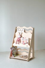 Ξύλινη παιδική βιβλιοθήκη Montessori Wave Small Natural BabyWood με ραφιέρα 50cm.