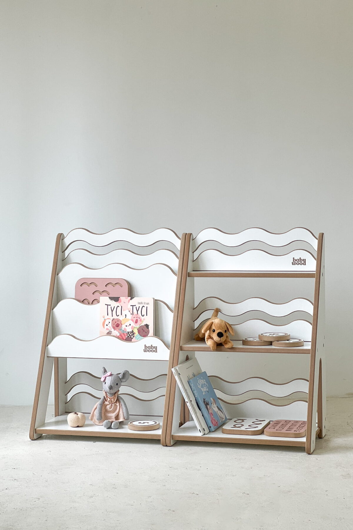 Ξύλινη παιδική βιβλιοθήκη Montessori Wave Small Natural BabyWood με ραφιέρα 50cm.