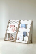 Ραφιέρα Βιβλιοθήκη Montessori Wave Small Natural BabyWood: ξύλινη παιδική βιβλιοθήκη 50cm