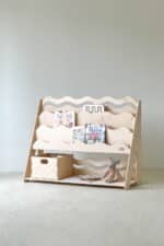 Ραφιέρα Βιβλιοθήκη Montessori Wave Large Natural BabyWood: Ξύλινη βιβλιοθήκη παιδικού δωματίου.