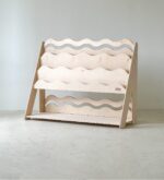 Ραφιέρα Βιβλιοθήκη Montessori Wave Large Natural BabyWood: Ξύλινη βιβλιοθήκη παιδικού δωματίου.