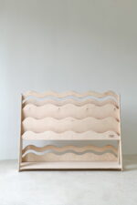 Ραφιέρα Βιβλιοθήκη Montessori Wave Large Natural BabyWood: Ξύλινη βιβλιοθήκη με ράφια