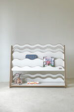 Ραφιέρα Βιβλιοθήκη Montessori Wave Large Natural BabyWood: Ξύλινη βιβλιοθήκη για παιδιά.