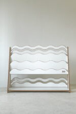 Ραφιέρα Βιβλιοθήκη Montessori Wave Large Natural BabyWood: Ξύλινη βιβλιοθήκη κυματιστού σχεδιασμού.