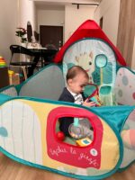 Πισίνα με μπαλάκια μωρού Sophie La Girafe S240133, ιδανική για παιχνίδι.