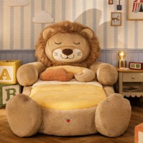 Παιδικό κρεβάτι Leo Bed LEO-1302 Cilek: Κρεβάτι σε σχήμα λιονταριού με στρώμα και κίτρινη κουβέρτα.