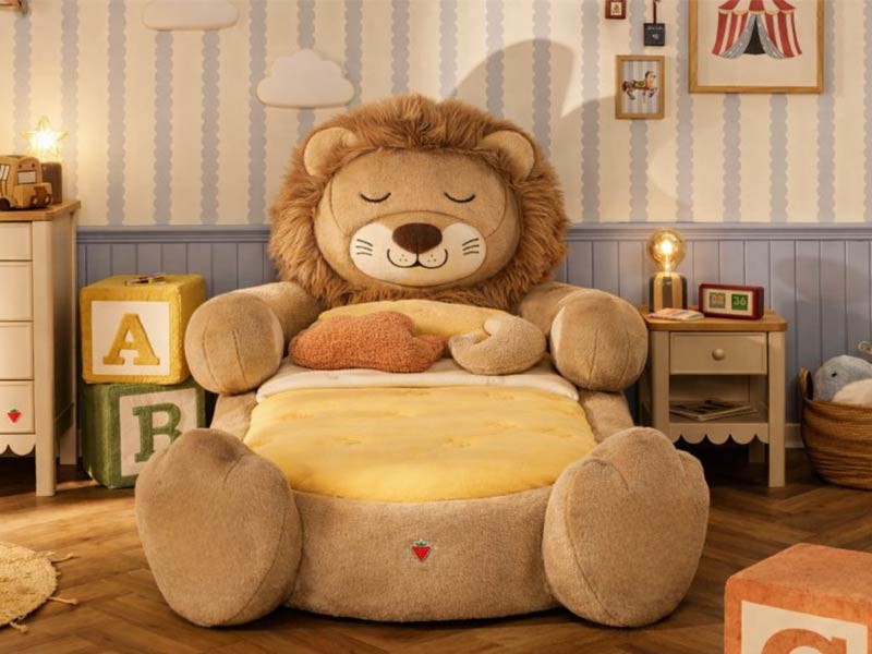 Παιδικό κρεβάτι Leo Bed LEO-1302 Cilek: Κρεβάτι σε σχήμα λιονταριού με στρώμα και κίτρινη κουβέρτα.