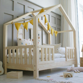 Κρεβάτι Montessori House Bed Natural παιδικό με κάγκελα, άνετο και πρακτικό.