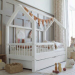 Παιδικό κρεβάτι Montessori Piola Plus Luletto με κάγκελα και συρτάρι.