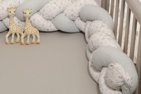 Πάντα κούνιας πλεξούδα Τριπλή Sophie La Girafe Baby Oliver 200x20εκ.