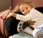 Παιδικό Κρεβάτι Panda Bed PANDA-1304 Cilek: Παιδί αγκαλιάζει το κρεβάτι Panda, με στρώμα.