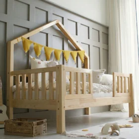 Παιδικό κρεβάτι Bali Duo Montessori Luletto, με κάγκελα και ξύλινο σκελετό.