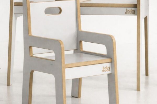 Λευκό και φυσικό ρυθμιζόμενο τραπέζι και καρέκλα Babywood για παιδιά.