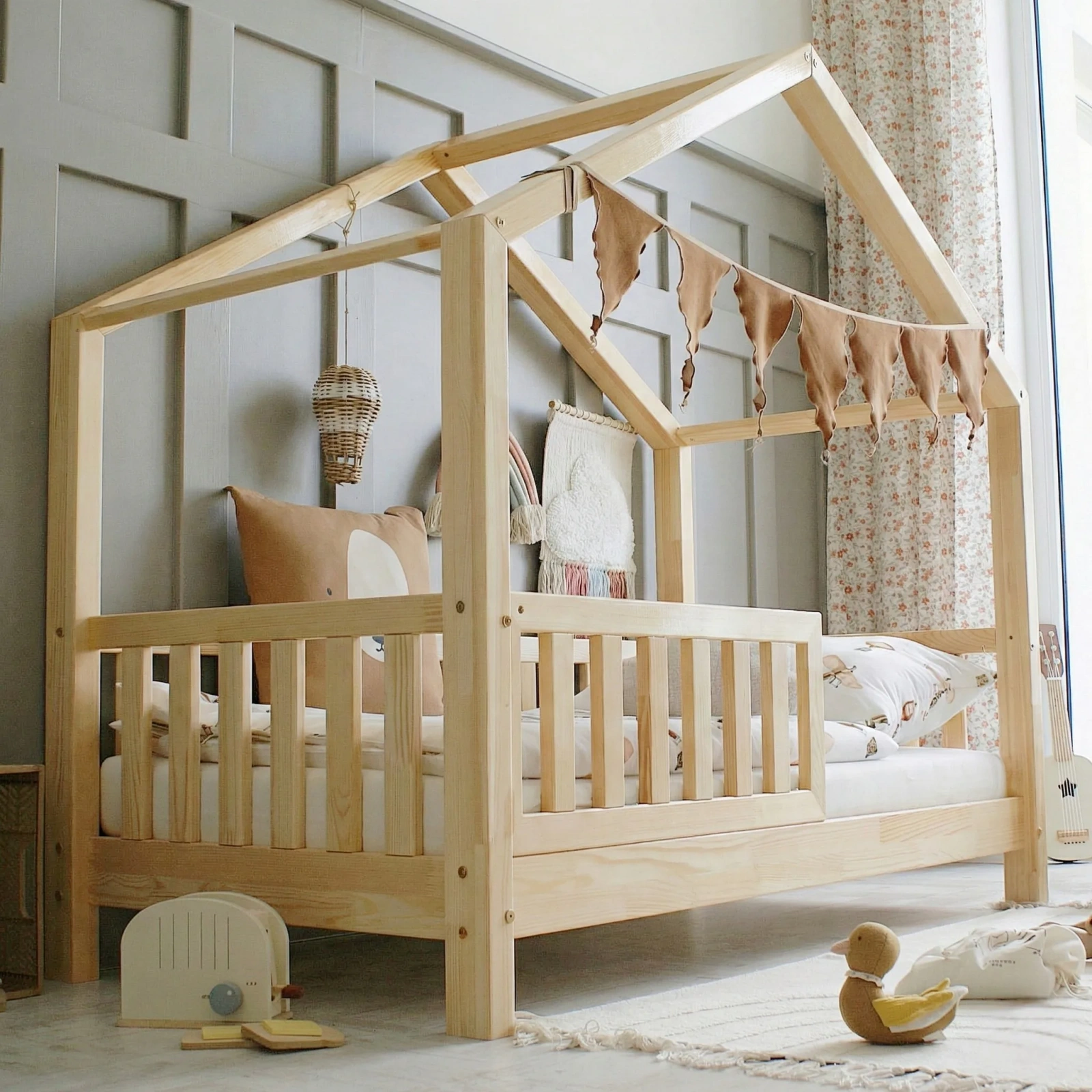 22 6 Luletto: Παιδικό κρεβάτι Montessori House Bed Natural 90x200 με κάγκελα.