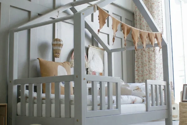 Παιδικό κρεβάτι Montessori House Bed Duo Luletto, ροζ, με κάγκελα.