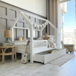 Λευκό παιδικό κρεβάτι Montessori Piola Plus Luletto με συρτάρι.