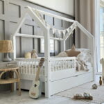 Luletto Κρεβάτι Montessori Piola Plus λευκό με συρτάρι και κάγκελα.