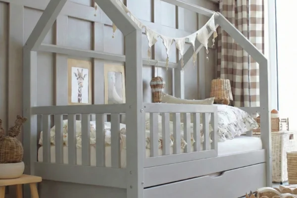 Παιδικό κρεβάτι Montessori Bianco Plus Pink με κάγκελα και συρτάρι.