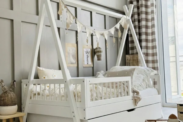 Luletto κρεβάτι tipi Montessori με κάγκελα, συρτάρι και δεύτερο κρεβάτι.