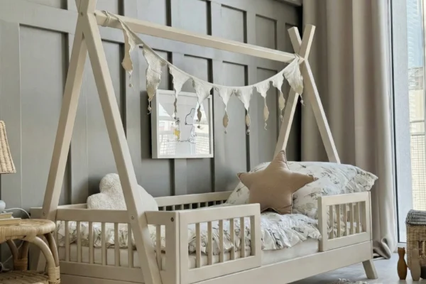 Παιδικό κρεβάτι Montessori Tipi Duo Luletto με κάγκελα, ιδανικό για παιδιά.