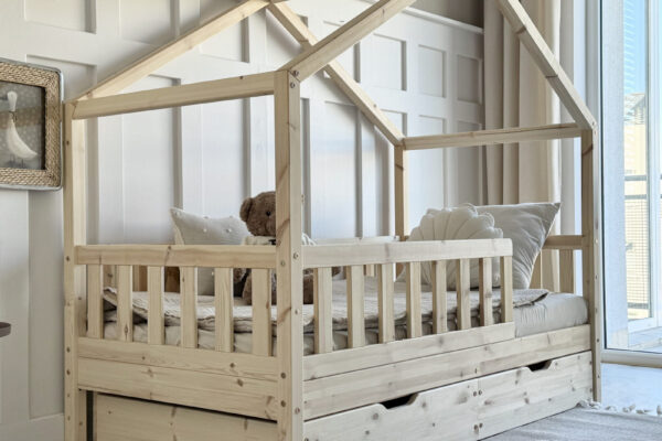 Παιδικό κρεβάτι Montessori HouseBed Gabby Plus με συρτάρια και ρυθμιζόμενο ύψος.