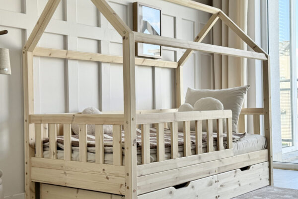 Luletto: Παιδικό κρεβάτι Montessori Blanco Plus με συρτάρια και ρυθμιζόμενο ύψος.